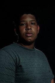 Carlos Vinícios as Ricardo Tavares in DE ONDE VEM O MAL 2025