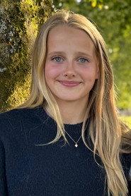 Billie Østin as Robin in Planet Robin 2022