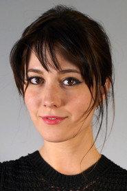 Mary Elizabeth Winstead as Gwen in The Hollars 2016