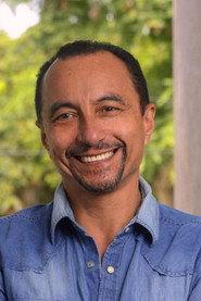 Fernando Pasco as Héctor in Cinereous Money 2022