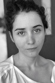 Carolina Molva as Linda in La vida en gris 2024