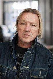 Guy Staumont as M. Raymond in Je suis supporter du Standard 2013