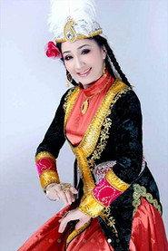 Tursunay Ibrayimjan as 迪里娜尔 in Maimat's Unofficial Biography 1987