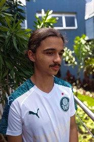 Vinicius Skubs Pereira as Chefe/Cientista in Além do Tempo 2024