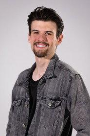 Sean Walker as Family Extra in Tradimento 2026