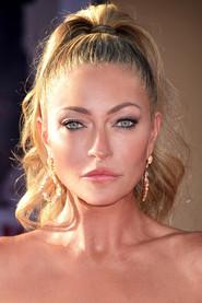 Rebecca Gayheart as Julie Freeman in Jawbreaker 1999