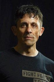 Íñigo Núñez as Shelter attendant 2 in El traje 2002