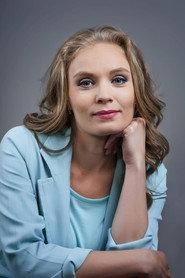 Anna Dyachenko as hairdresser in If I loved you 2010