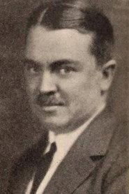 Victor Heerman as Himself in How to Break 90 #1: The Grip 1933
