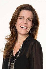 Luisa Thiré as Raquel (Adulta) in Cheer to Life 2025