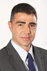 Simos Tsiakas as Sophronakis in Vourate Geitonoi: The Movie 2019