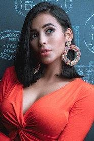 Sara Bello as Dayanara in Donaire y Esplendor 2017