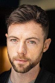 Dominic Thorburn as Hugh Pilaster in Die Pfeiler der Macht 2 2016
