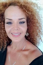 Kary Valle as Isela in Las nachas de Virginia 2015