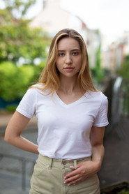 Agnia Graesli as Polina in Superdupermegagigasingle 2022