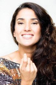 Mafalda Matos as Flora in Expatriate 