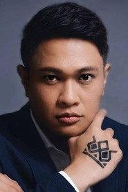 Vas Palacay as Ello in Tres 2022