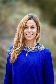 Iria Rodríguez Carmen as MAMÍ in La Nina Que Pintava El Silenci 