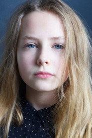 Lila Poulet-Berenfeld as Alice (12 ans) in Christmas with the Tuches 2021