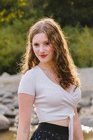 Emma Kvart as Elena Gunn in Just 5 Minutes 2025