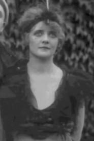 Vera van Haeften as Dienstmeisje in Alexandra 1922