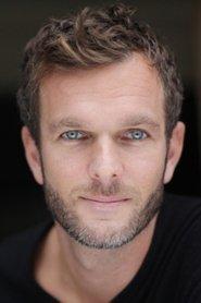 Aurélien Chaussade as Maxime in D'un monde à l'autre 2019