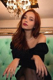 Eduarda Caroline as Menina in Vira-Tempo 2022