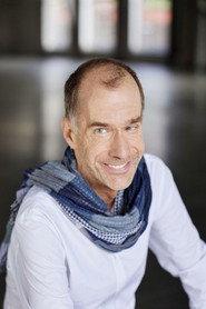 Georg Uecker as Georg Uecker in Mutti - Der Film 2003