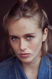 Alienor Bouvier as Cassiopeia Adkins (Cass) in Burning Youth 2016
