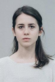 Katerina Zisoudi as Anna in Vathikofto 2021