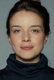 Juliana Pinah as Maria/ María in Não Temas 2022