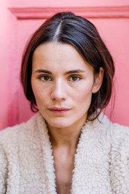 Leonie Euler as Giorgia in Etwas Nutzlos 2023