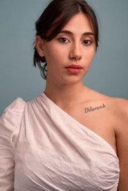 Marina Cominges as Lucie in Post-it 2024