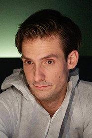 Dennis Herrmann as Hans in Luftleerer Raum 2013