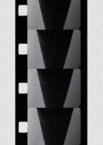Chutes de trois gouttes de mezcal dans une coupe de champagne () poster