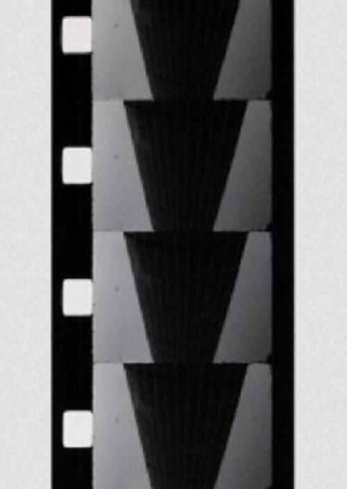Chutes de trois gouttes de mezcal dans une coupe de champagne  official movie poster