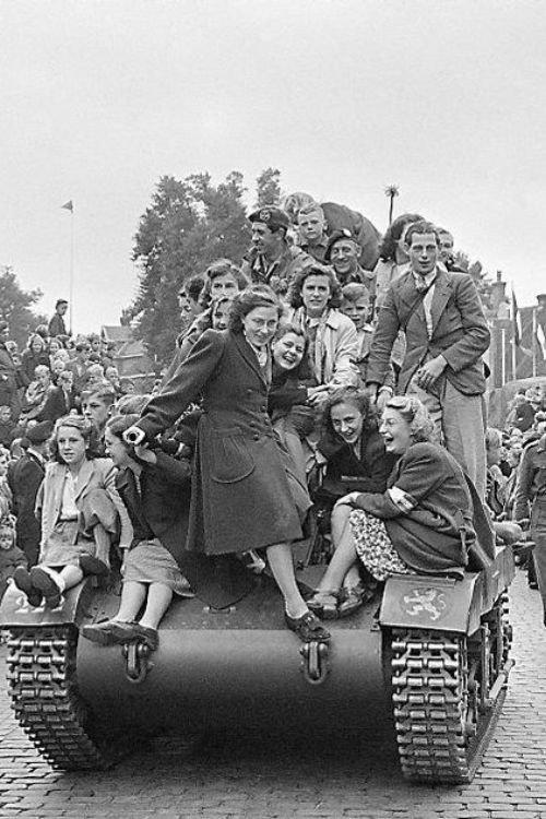 Overwinning in Nederland 1945 official movie poster