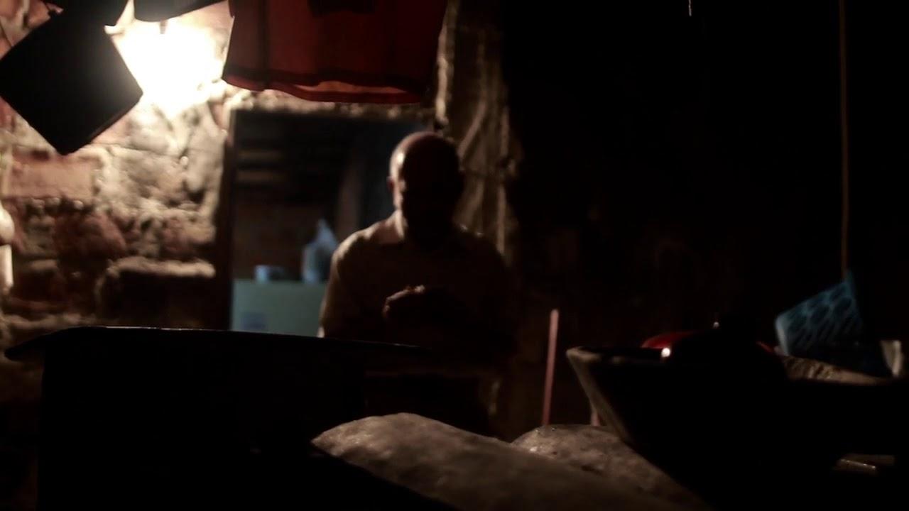 La clara y oscura Trailer