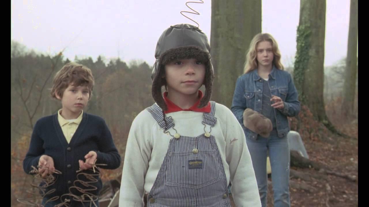 Life Is a Bed of Roses Trailer