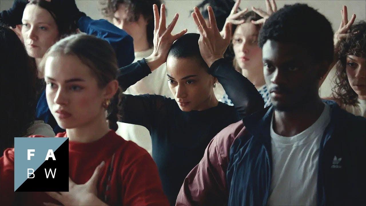 Corps en Chute Trailer