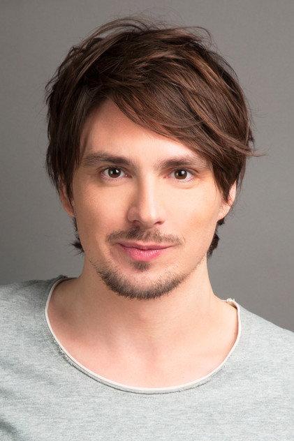 Guillermo Guiz - Actor Profile Photo