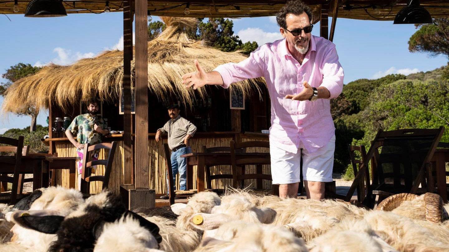 Mollo tutto e apro un chiringuito 2021 movie scene