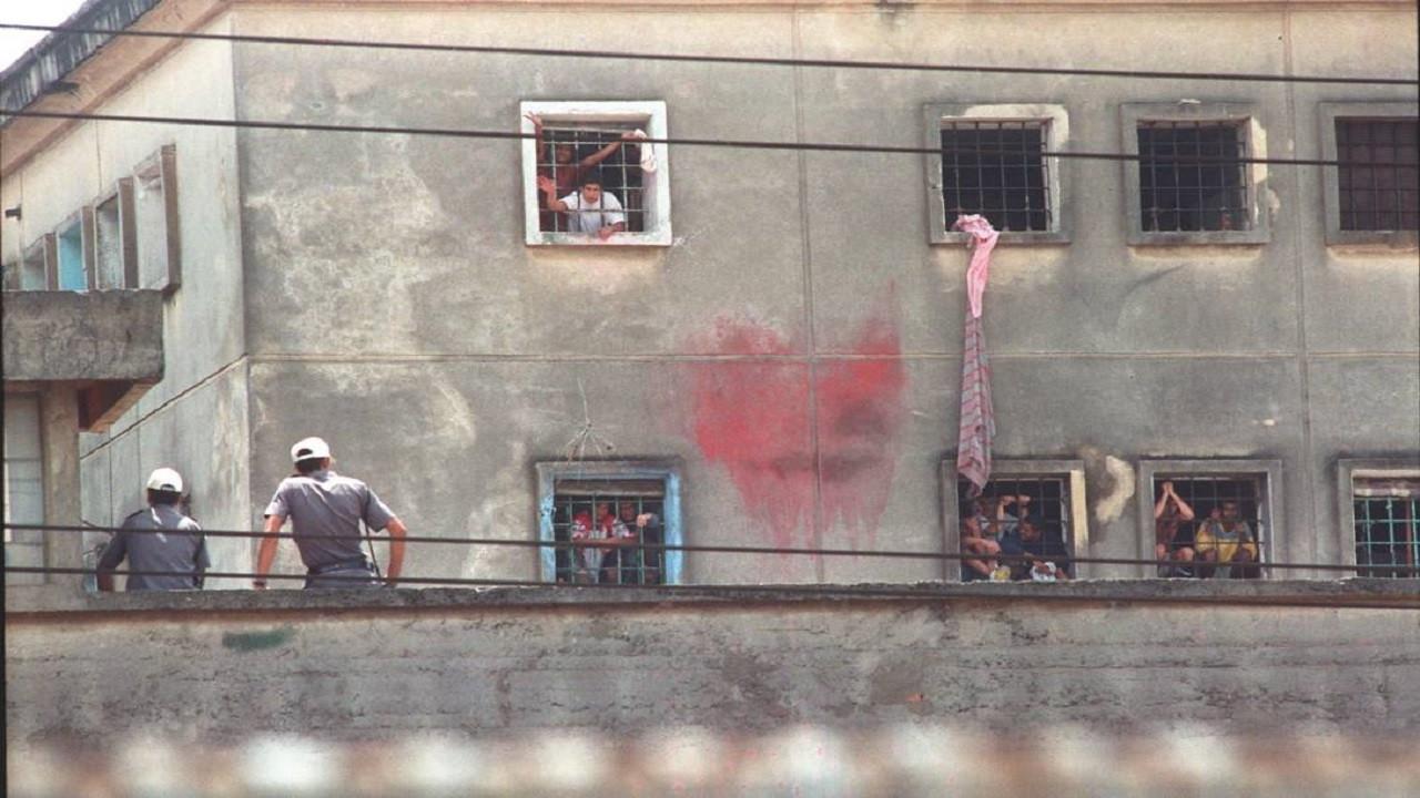 God and Devil on Top of the Wall 2006 movie scene