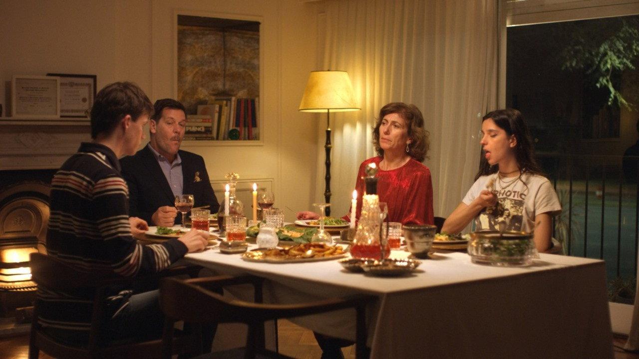 La Flia 2024 movie scene