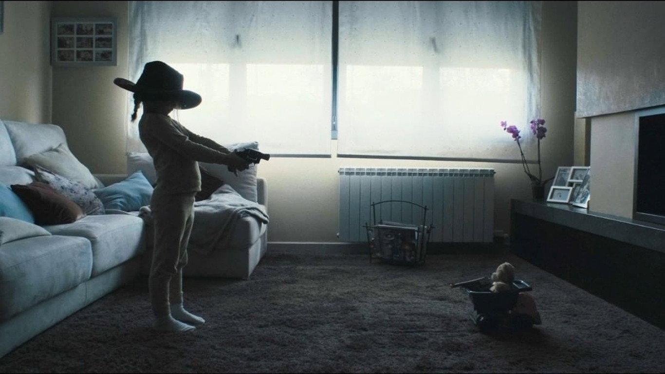 Monito 2023 movie scene