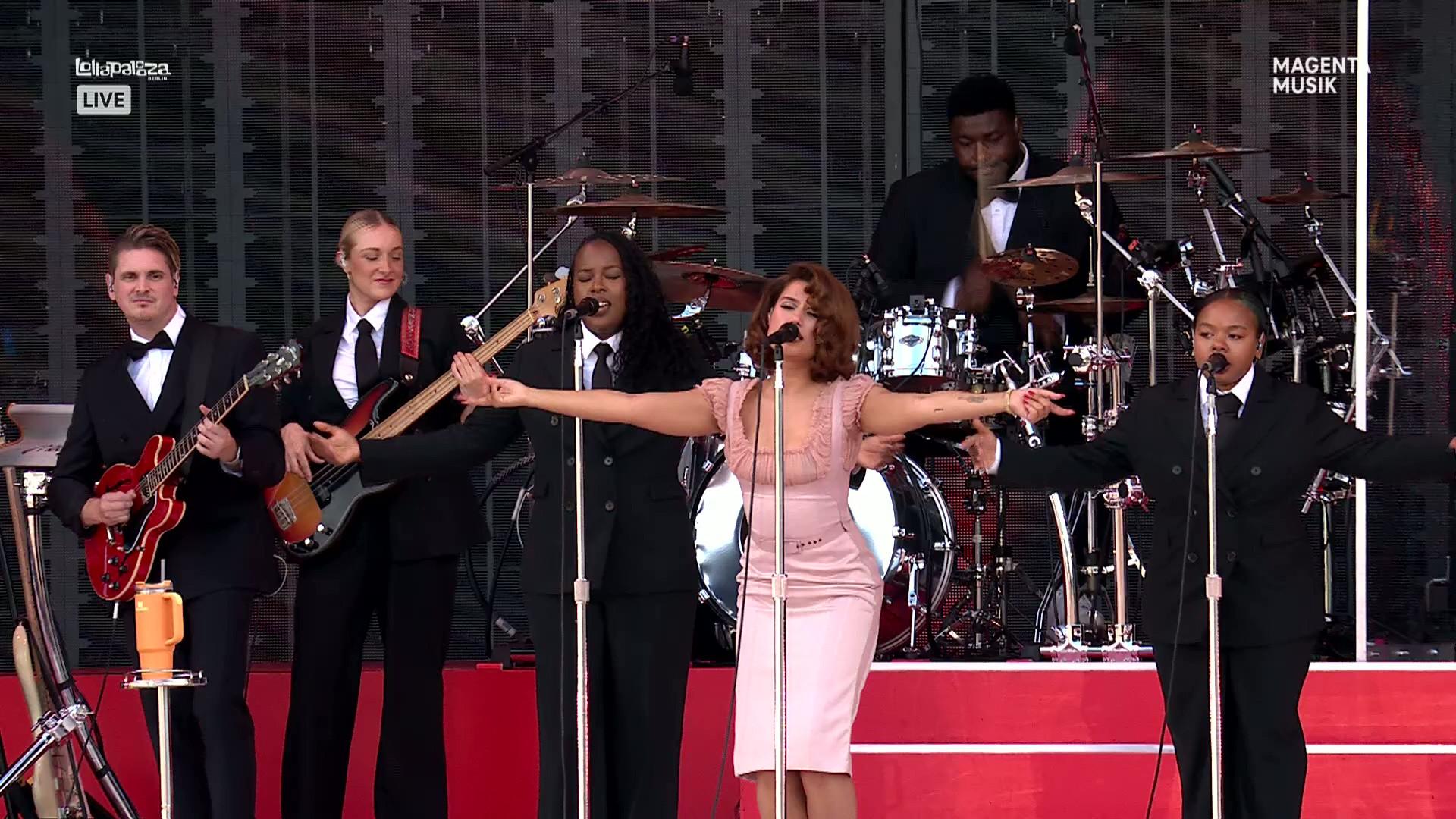 RAYE: Live at Lollapalooza Berlin 2025 movie scene