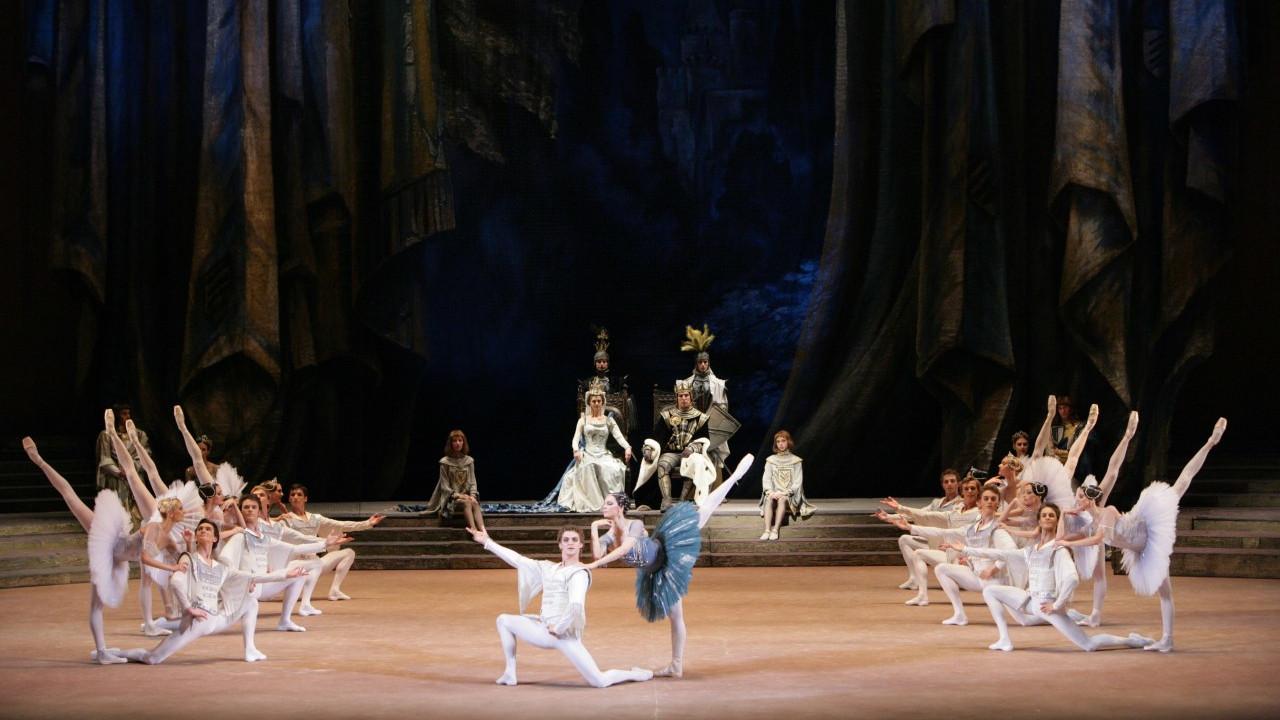 Bolshoi Ballet: Raymonda 2012 movie scene