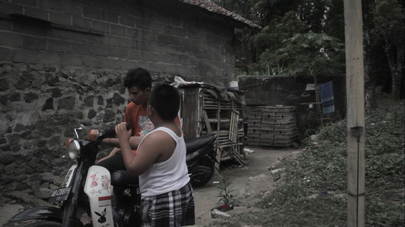 Luar Biasa 2018 movie scene