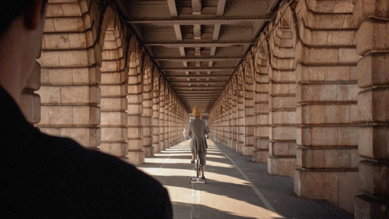 Je suis un petit tour 2015 movie scene