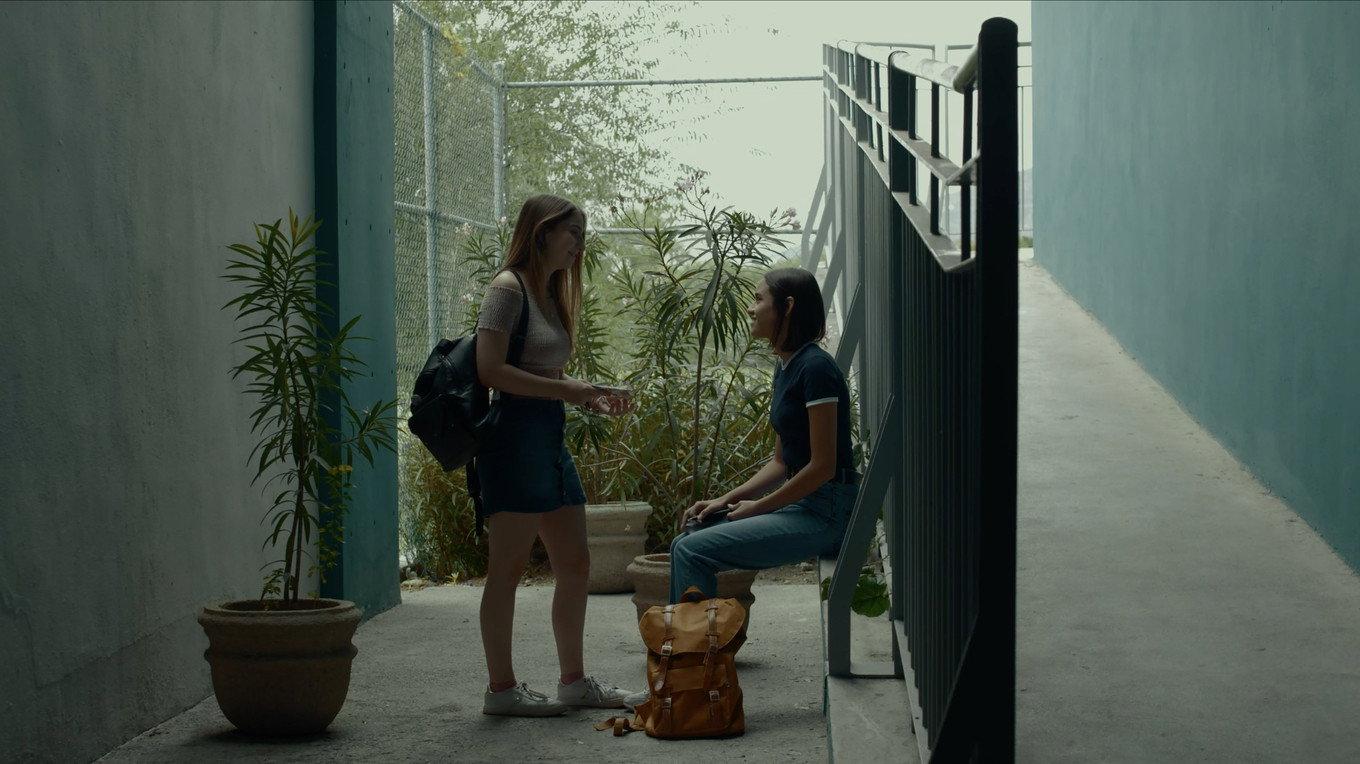 Olivia en el interior 2020 movie scene